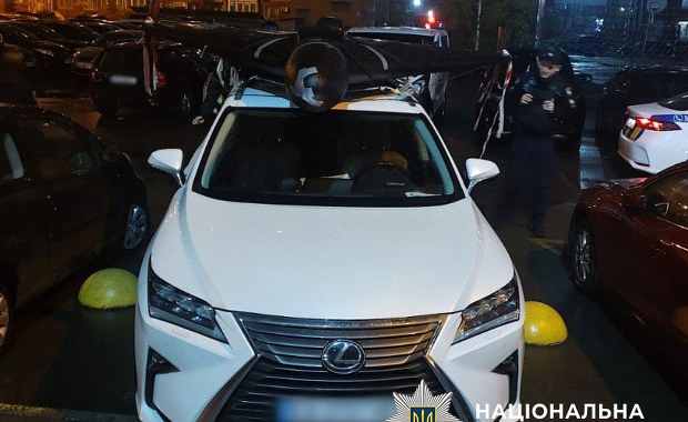 Przewoził Shaheda na dachu auta. Chciał go oddać do muzeum [ZDJĘCIA]