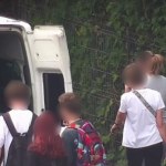 Przewoził swoim autem 15 osób. Siedzieli na materacach