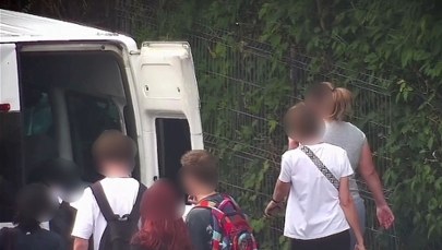 Przewoził swoim autem 15 osób. Siedzieli na materacach