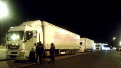 Przewozili nielegalnych imigrantów w ciężarówkach. Usłyszeli zarzuty