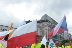 Przewoźnicy z kilkunastu krajów protestują w Brukseli przeciwko działaniom  Francji i Niemiec