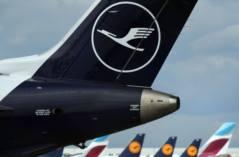 Przewoźnik zza miedzy pozwala na darmowe przebukowanie biletów lotniczych. Nz. maszyny Lufthansy na lotnisku w Monachium /AFP