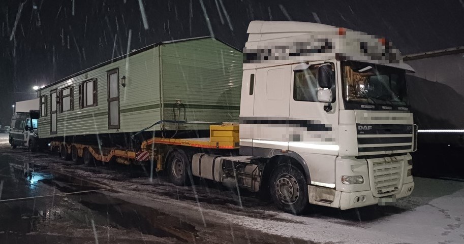 Przewożony ładunek był zbyt szeroki, by ciężarówka zmieściła się przez zwykłe bramki autostradowe. /Wojewódzki Inspektorat Transportu Drogowego w Katowicach /