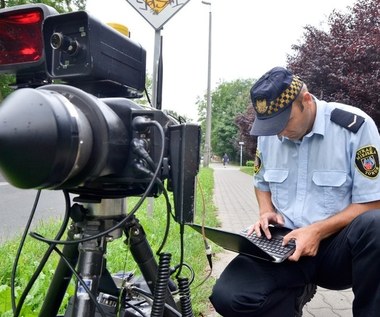 Przewrócił fotoradar, który zrobił mu zdjęcie. Teraz musi zapłacić 90 tys. zł