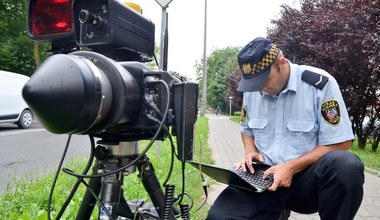 Przewrócił fotoradar, który zrobił mu zdjęcie. Teraz musi zapłacić 90 tys. zł