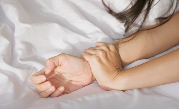 Przewrócił na łóżko, zerwał ubranie. Dramat w mieszkaniu 57-latki