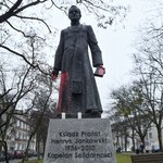 Przewrócili pomnik ks. Jankowskiego. Sąd uchylił postanowienie prokuratury