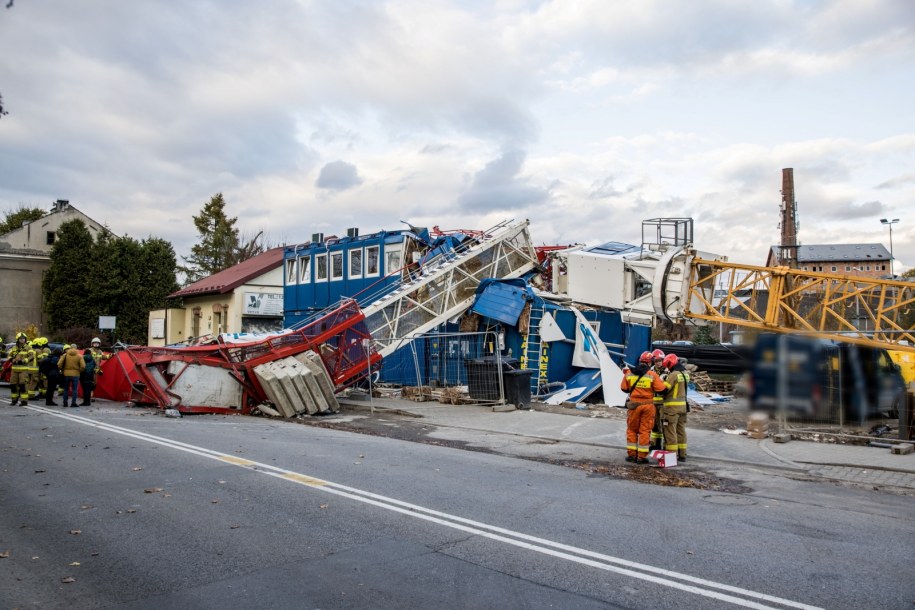 Przewrócny dźwig /Art Service /PAP