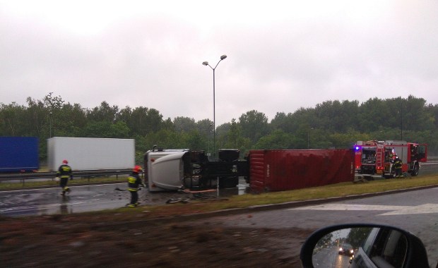 Przewrócona ciężarówka blokuje DTŚ-kę. Kierowcy utknęli w korku