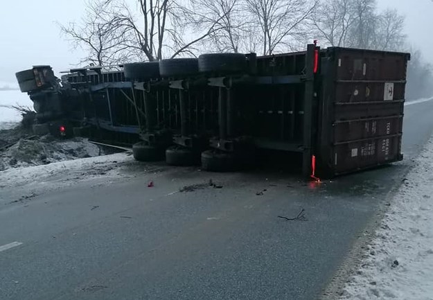 Przewrócona ciężarówka po zdarzeniu na DW 796 /KP PSP w Zawierciu /Materiały prasowe