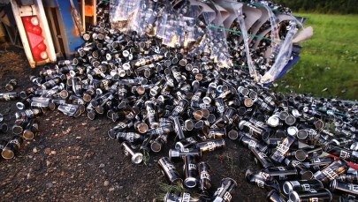 Przewrócona ciężarówka, setki puszek na piwo na poboczu. DK 77 zablokowana