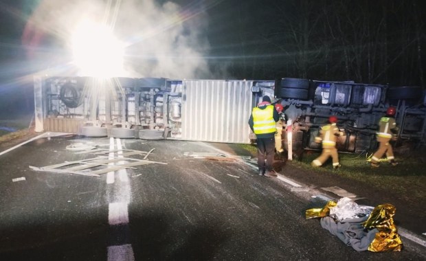Przewrócona ciężarówka z trzodą chlewną blokowała drogę. Kierowca ranny