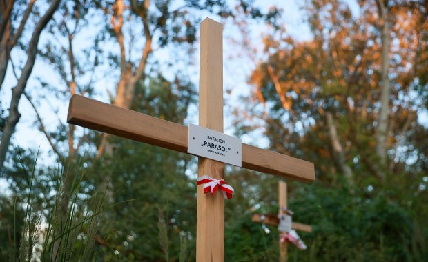 Przewrócone krzyże na Kopcu Powstania Warszawskiego. Zaskakujący komunikat
