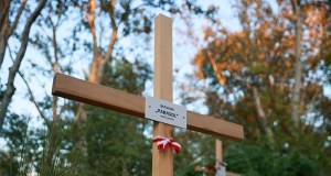 Przewrócone krzyże na Kopcu Powstania Warszawskiego. Zaskakujący komunikat