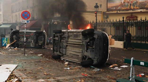 Przewrócone samochody w Paryżu /Teresa Suarez /PAP/EPA