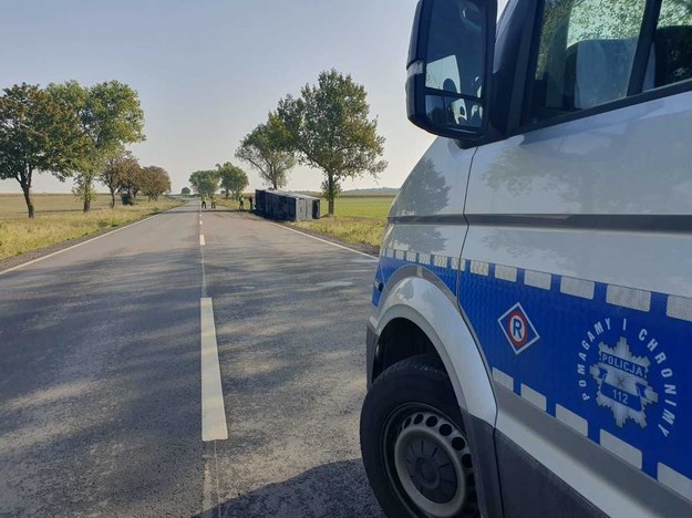 Przewrócony autobus na drodze krajowej nr 35 /Komenda Powiatowa Policji w Świdnicy /