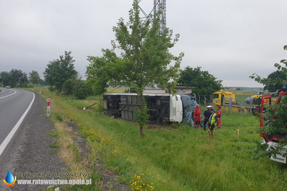 Przewrócony autokar w Jełowej niedaleko Opola /O!polskie Ratownictwo / ratownictwo.opole.pl /