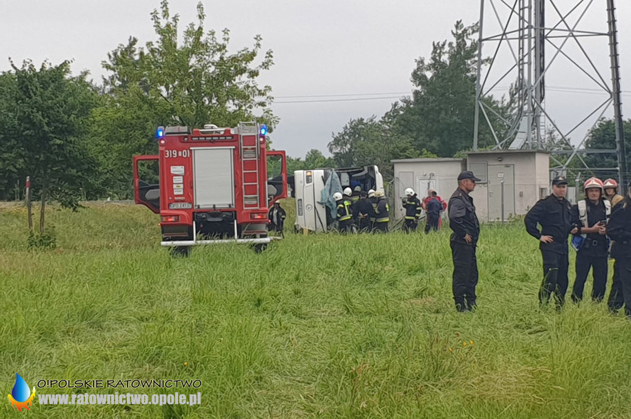 Przewrócony autokar w Jełowej niedaleko Opola /O!polskie Ratownictwo / ratownictwo.opole.pl /