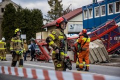 Przewrócony dźwig budowlany w Wieliczce