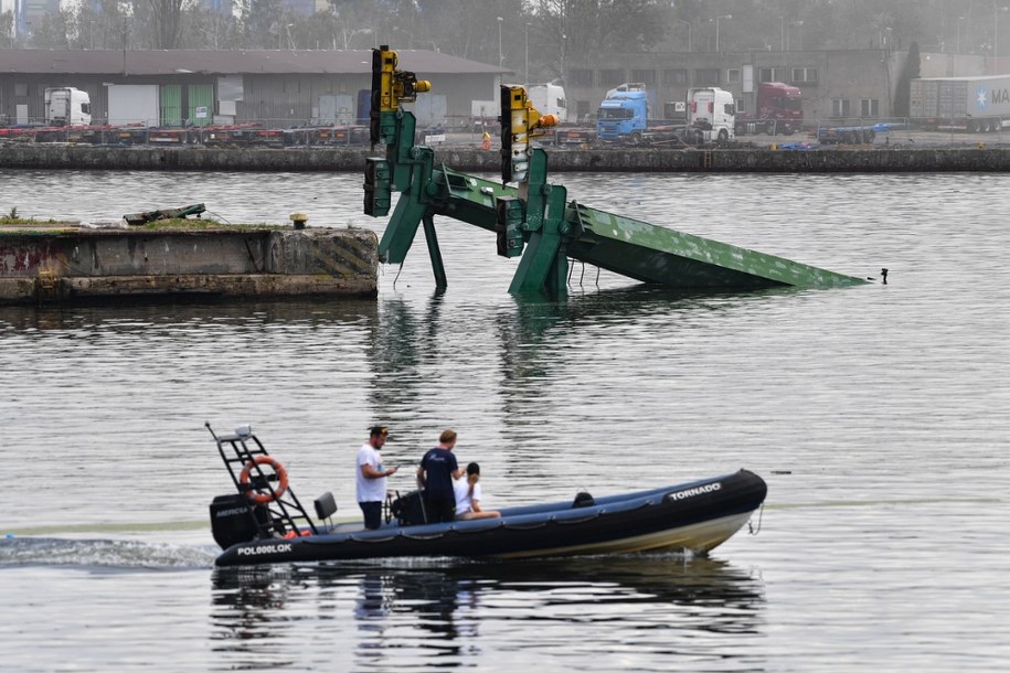 Przewrócony dźwig portowy w Gdańsku /Andrzej Jackowski /PAP