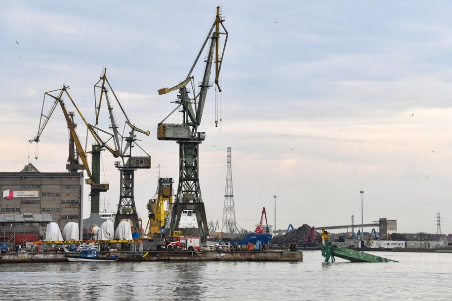 Przewrócony dźwig portowy /Andrzej Jackowski /PAP