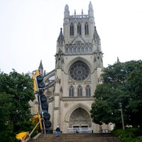Przewrócony dźwig przed katedrą w Waszyngtonie