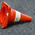 Przewrócony na drodze pachołek? Lepiej go nie ruszaj. Może uratować życie 