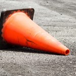 Przewrócony pachołek na drodze to nie przypadek. Niesie ważną informację