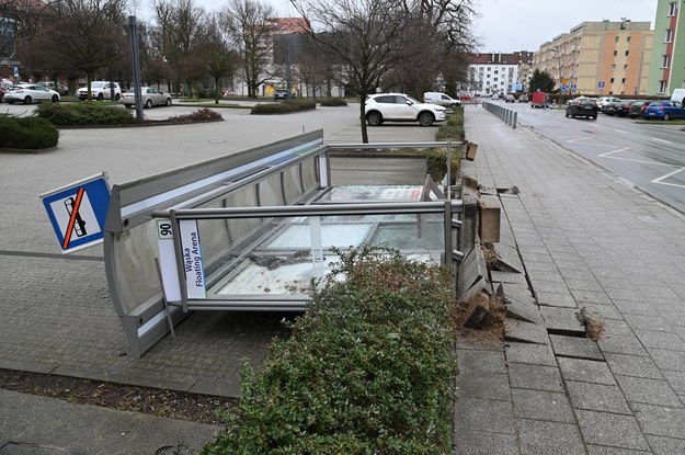 Przewrócony przystanek autobusowy w Szczecinie / 	Marcin Bielecki    /PAP