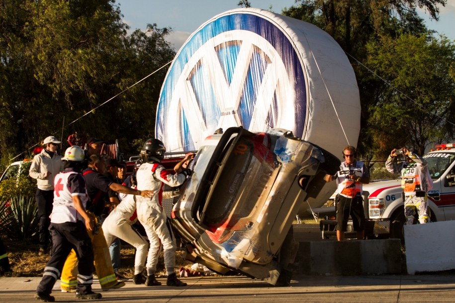 Przewrócony samochód Roberta Kubicy /Reporter Images /PAP/EPA