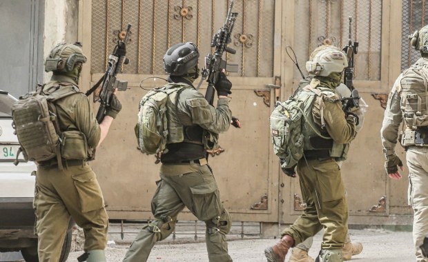 Przez 15 minut brutalnie bili zatrzymanego. Prawniczka zniknęła