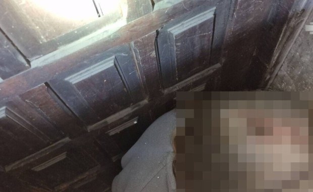 Przez 16 lat ukrywał się w "skrytce" między drzwiami. Wydano dwa listy gończe