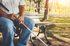 Przez 34 lata udawał niewidomego. Wpadł, bo skorzystał z bankomatu