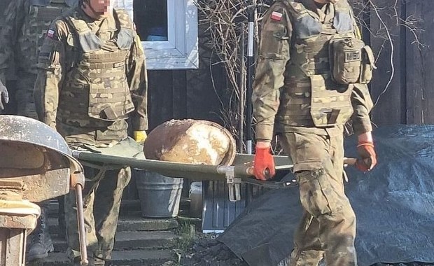 Przez 80 lat spali na bombie. Nie wierzyli w rodzinną legendę