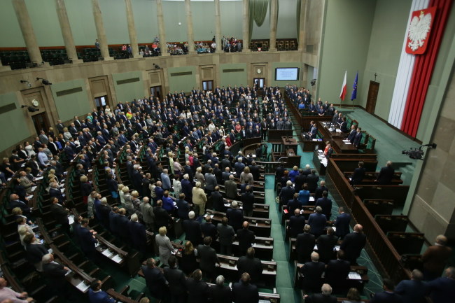 Przez aklamację Sejm przyjął 25 bm. uchwałę ustanawiającą 2 października Dniem Pamięci o Cywilnej Ludności Powstańczej Warszawy /Leszek Szymański /PAP