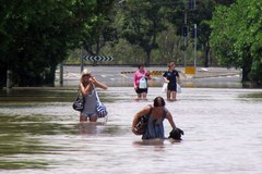 Przez Australię przepływa fala powodziowa