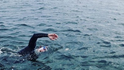 Przez Bałtyk wpław. Bartek Kubkowski płynie dla chorych na raka