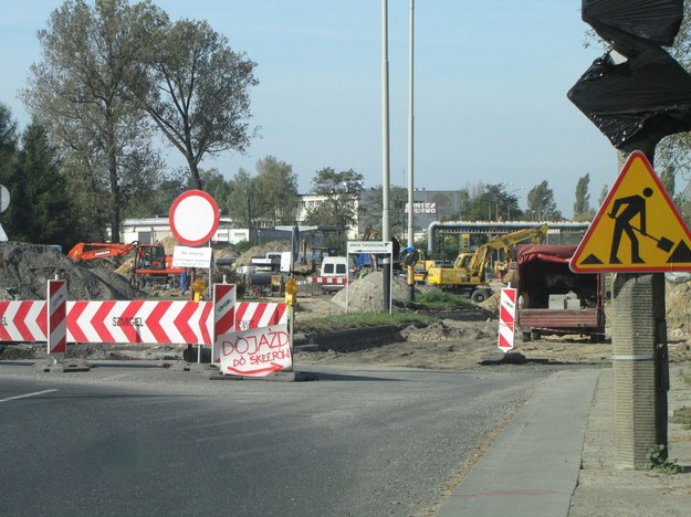 Przez budowę trasy mieszkańcy Trybunalskiej nie mogą korzystać z mostku na rzece Olechówce /Agnieszka Wyderka /RMF FM