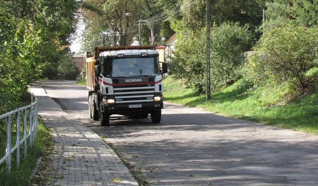 Przez Bystrzycę przejeżdża codziennie blisko 100 ciężarówek /Krzysztof Kot /RMF FM