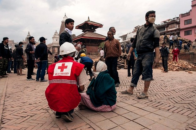 Przez całą noc międzynarodowe zespoły ratunkowe przekopywały się przez zwały gruzu w poszukiwaniu ocalałych /CARL WHETHAM/IFRC /PAP/EPA