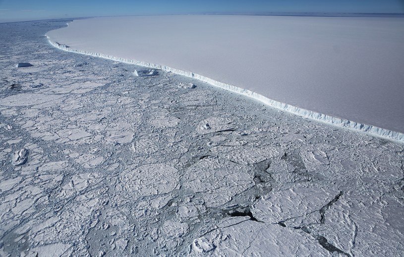 Przez długi czas góra lodowa nie ulegała dezintegracji w wodach morskich /Mario Tama /Getty Images