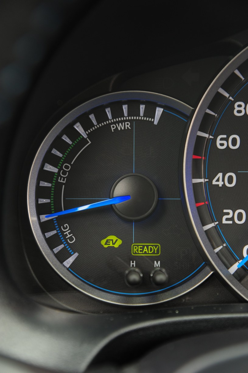 Przez długi okres silnik spalinowy jest całkowicie wyłączony, podjeżdżać po parę metrów można wyłącznie na bateriach (kontrolka EV). Zasięg na akumulatorach wynosi ok. 2 km. Wolno, ale oszczędnie. /Auto Moto