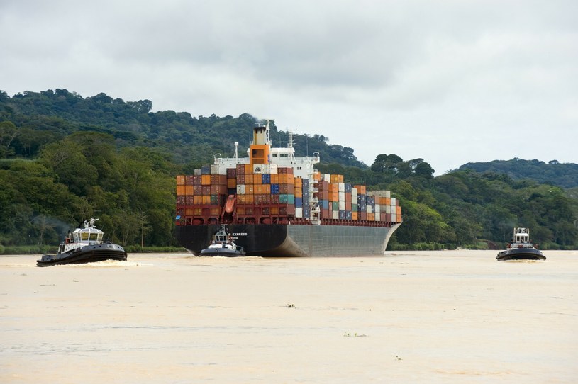 Przez Kanał Panamski przepływają tysiące statków rocznie /robertharding /East News
