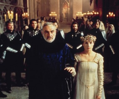 Przez kilka lat ta brytyjska aktorka rzeczywiście była obsadzana jako romantyczna heroina w głośnych filmach. W 1997 r. przydarzył się jej jednak "wypadek przy pracy": thriller "Biały labirynt" z jej udziałem poniósł spektakularną porażkę - a ona sama wypadła z hollywoodzkiej pierwszej ligi. Po tych wydarzeniach Ormond zrobiła sobie krótką przerwę i skrupulatnie przeanalizowała rozwój swojej kariery. Wniosek nasunął się sam: zamiast grać w kółko jedną postać - czyli ładną towarzyszkę głównego bohatera - pora zacząć wcielać się w takie kobiety, które same mają coś do powiedzenia.  