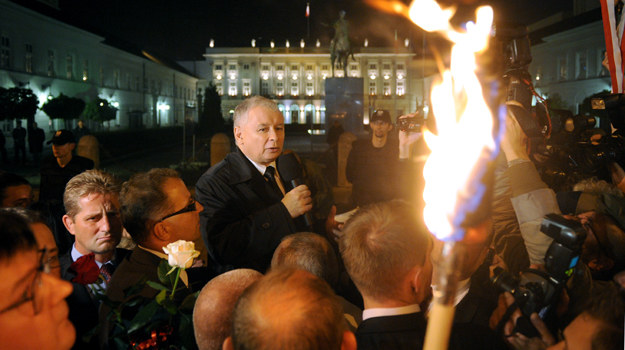 Przez kilka miesięcy polskie media relacjonowały wydarzenia spod krzyża przed Pałacem Prezydenckim /Agencja FORUM