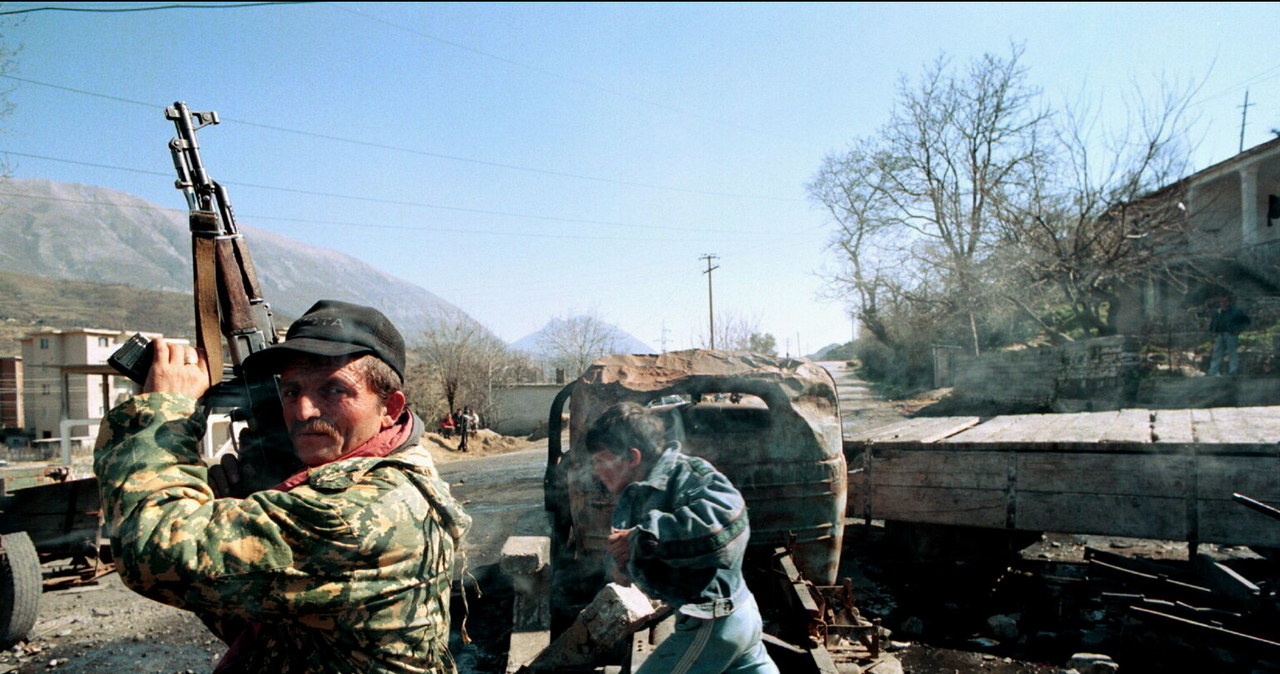 Przez kilka miesięcy w 1997 roku w Albanii zapanował zupełny chaos i bezprawie /Alberto Pizzoli/Sygma/Sygma /Getty Images
