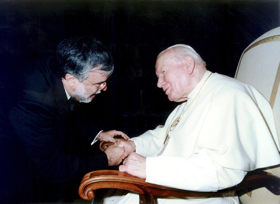 Przez lata Jan Paweł II był dla Polaków autorytetem, powodem do dumy /OSSERVATORE ROMANO / HANDOUT /PAP/EPA