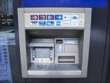 Przez lata korzystania z dobrodziejstw bankomatów zaczęliśmy je darzyć ogromnym zaufaniem /INTERIA.PL