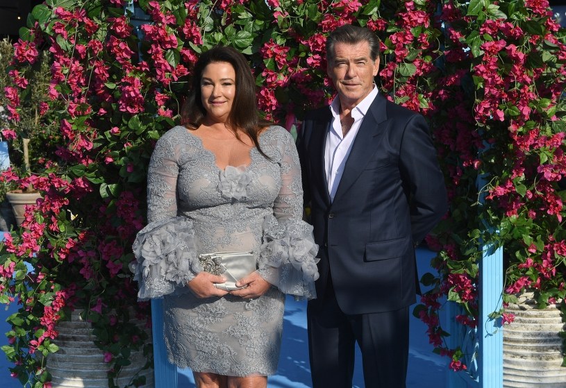 Przez lata słyszała, że jest “za gruba”. Żona Brosnana zamknęła usta złośliwcom