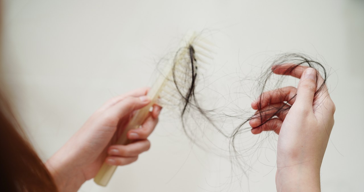 Przez menopauzę włosy robią się suche, łamliwe i łatwiej wypadają /123RF/PICSEL